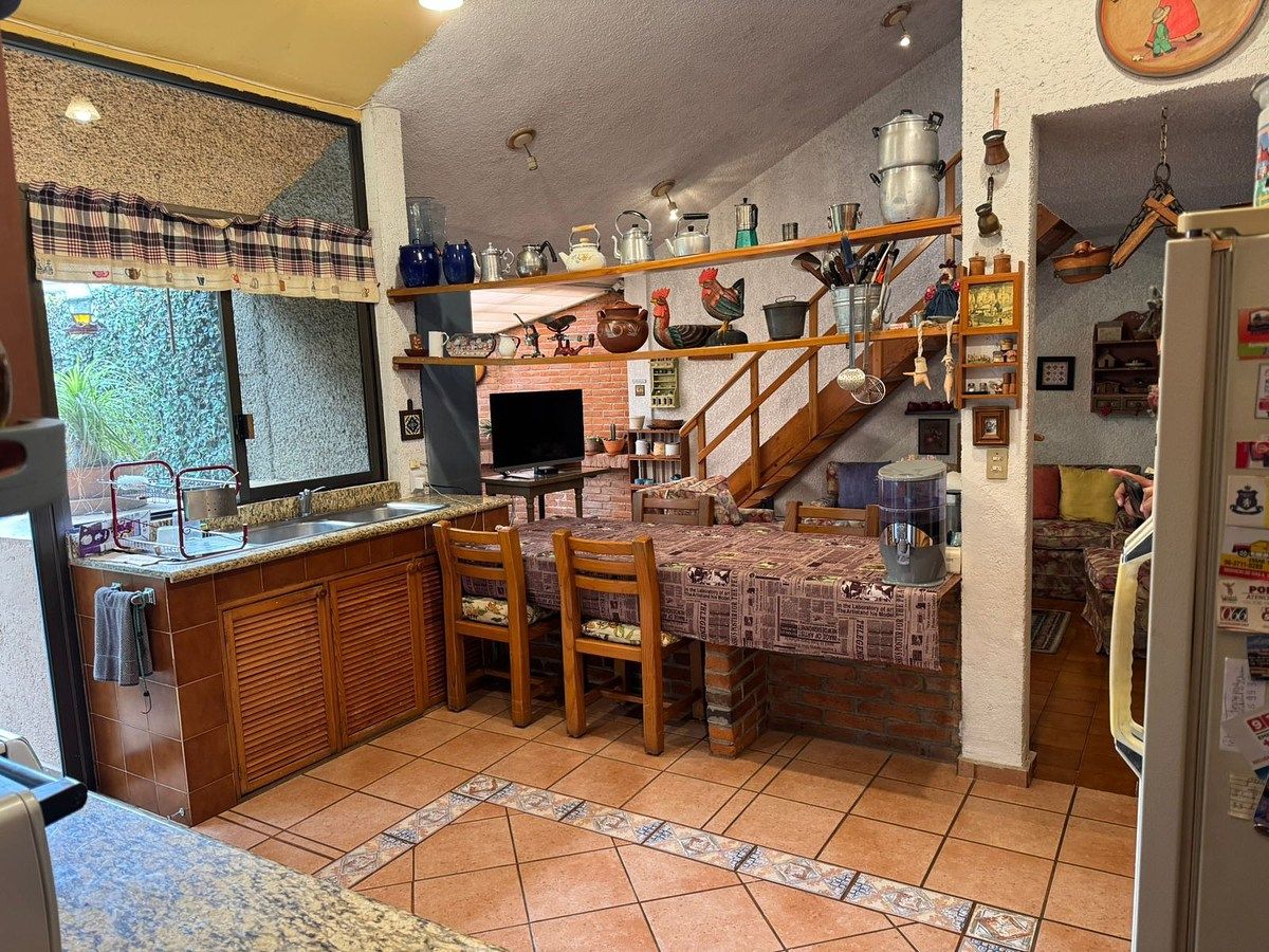 2 de 24: Cocina, vista desde el vestíbulo