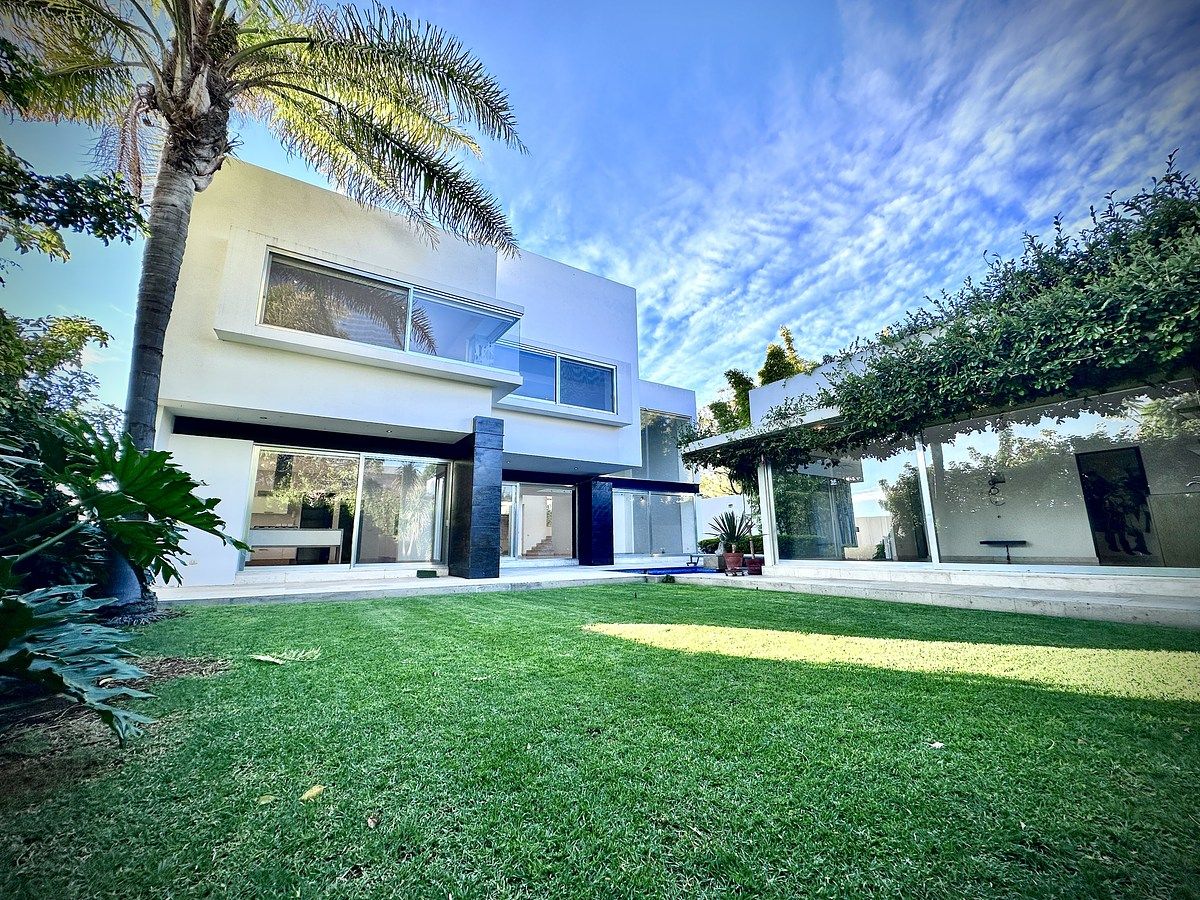 1 de 19: Jardín con riego y alberca con paneles