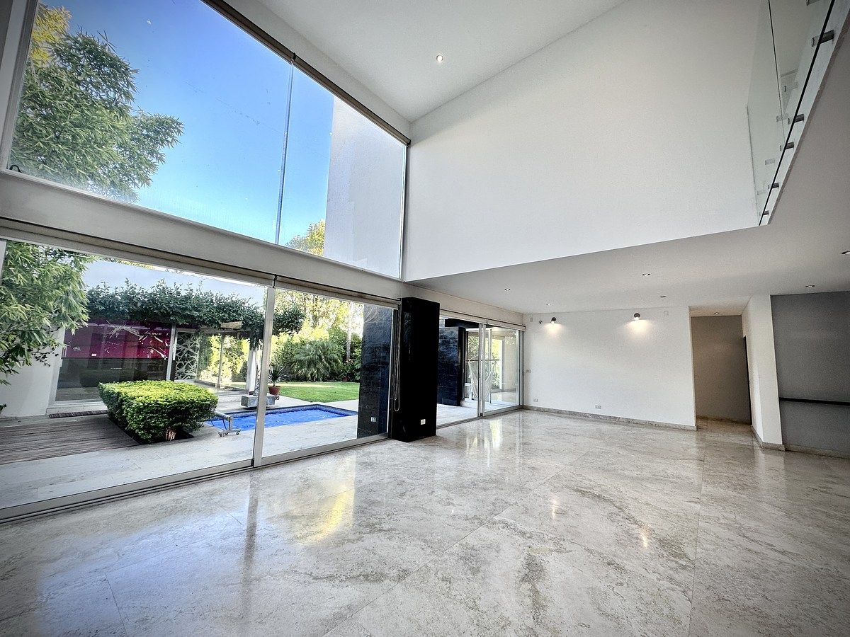 2 de 19: Sala a doble altura