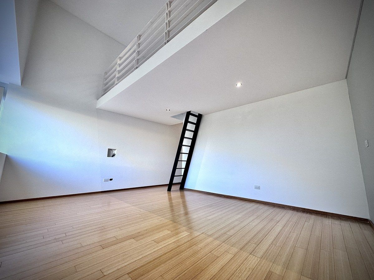 8 de 19: Habitación secundaria con tapanco y vestidor con baño