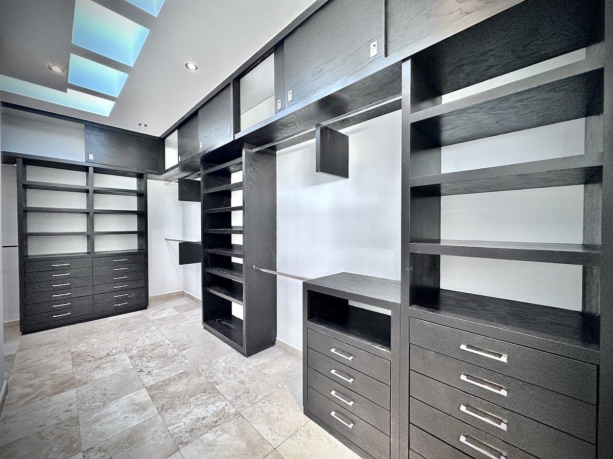 9 de 19: Vestidor principal