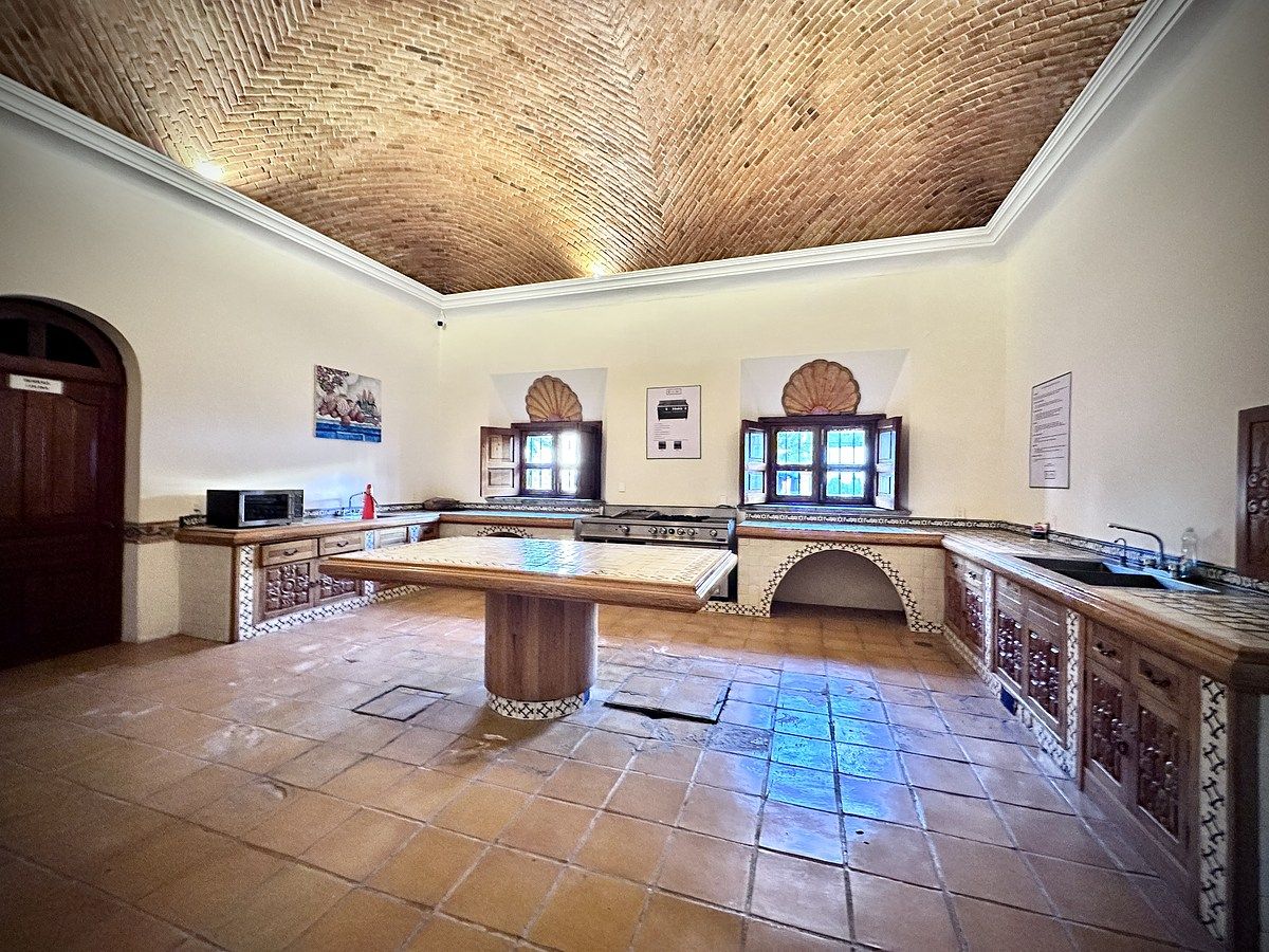 16 de 19: Cocina con bodega casa club