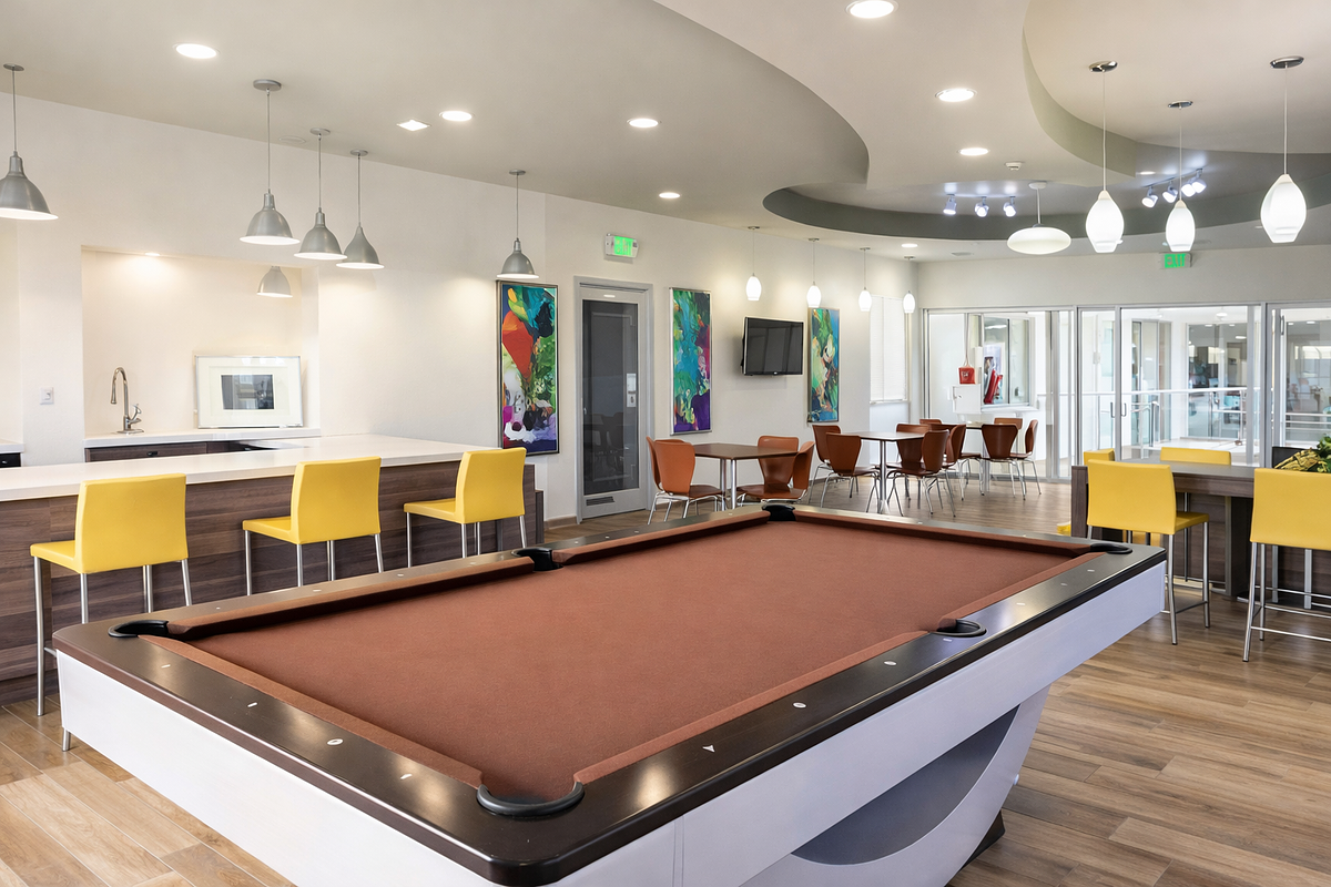 3 of 13: Area de Billar y Bar