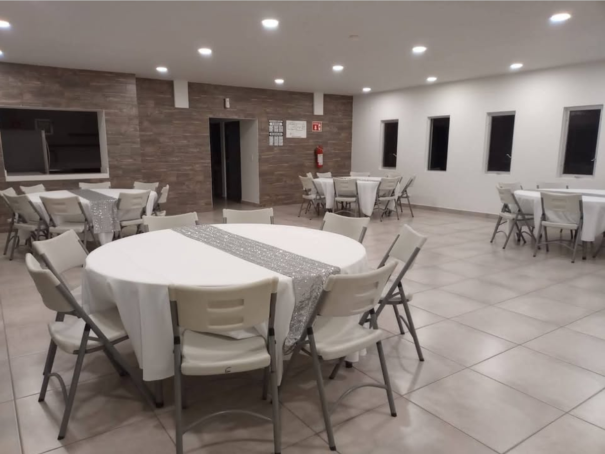 10 of 13: Salon de eventos para 50+ personas