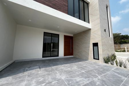 Casa à Venda com Quarto no Andar Térreo, na esquina / Residencial Oasis