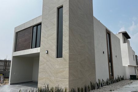 Casa à Venda com Quarto no Andar Térreo, na esquina / Residencial Oasis