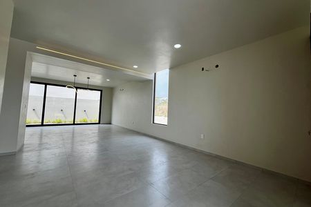 Casa à Venda com Quarto no Andar Térreo, na esquina / Residencial Oasis