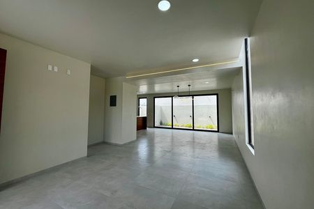 Casa à Venda com Quarto no Andar Térreo, na esquina / Residencial Oasis