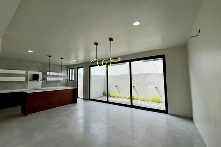 Casa à Venda com Quarto no Andar Térreo, na esquina / Residencial Oasis