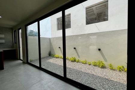 Casa à Venda com Quarto no Andar Térreo, na esquina / Residencial Oasis