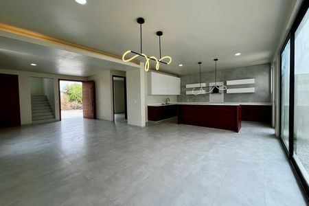 Casa à Venda com Quarto no Andar Térreo, na esquina / Residencial Oasis
