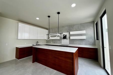 Casa à Venda com Quarto no Andar Térreo, na esquina / Residencial Oasis