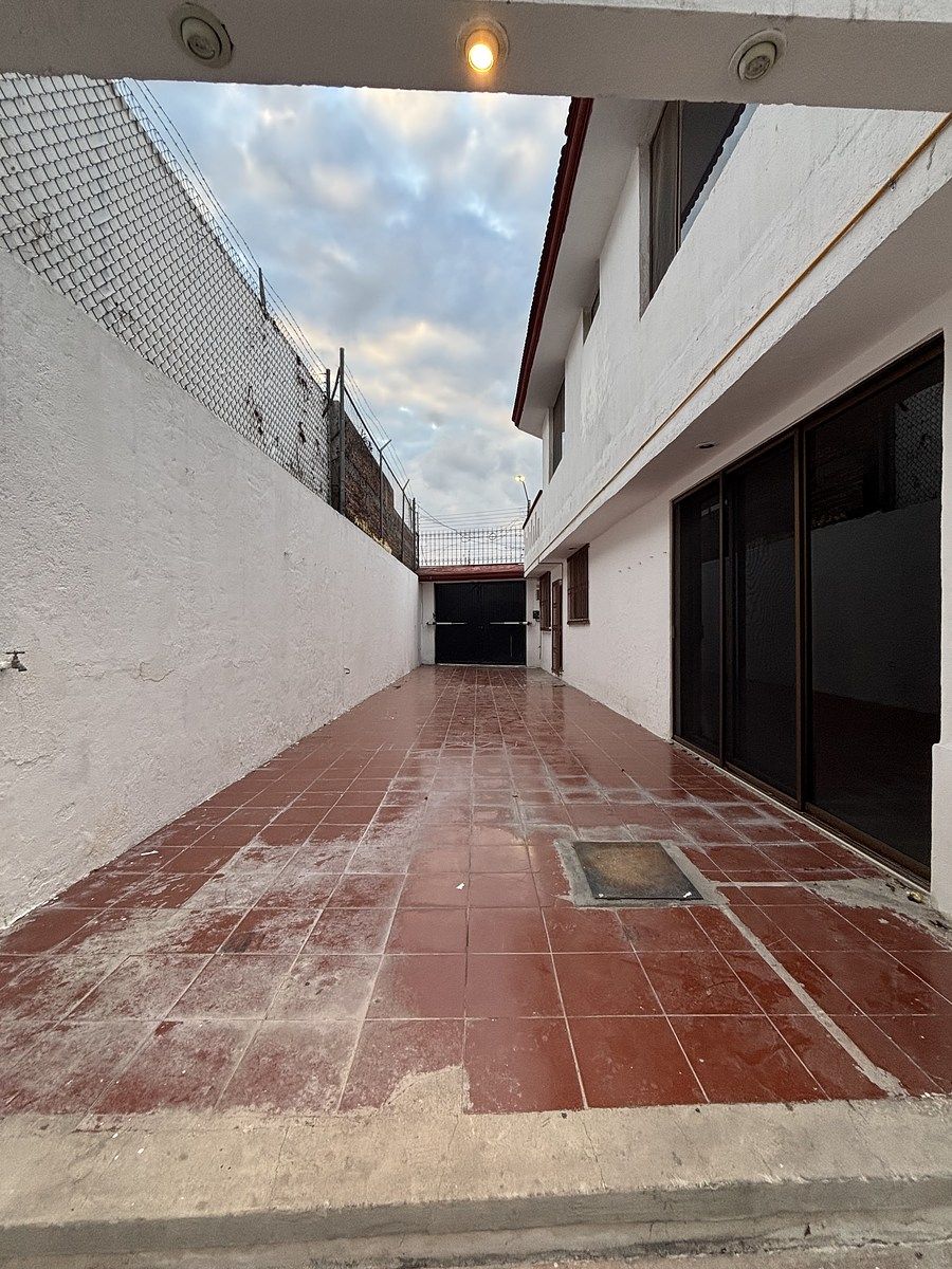 6 de 47: 3 estacionamientos en la parte trasera con portón eléctrico