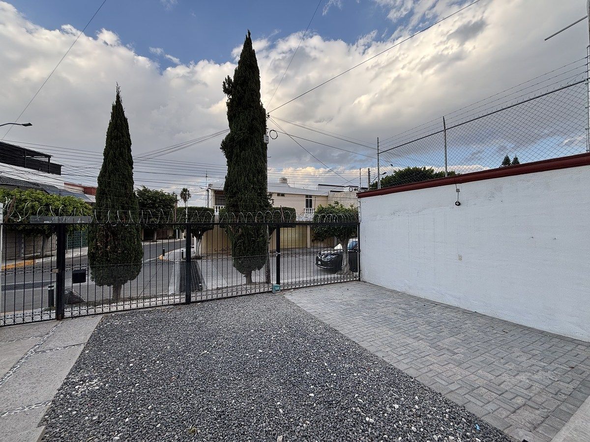 4 de 47: 1 estacionamiento al frente .