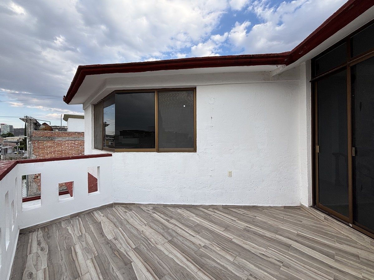 14 of 47: Terraza en planta Alta contigua a recámara principal  ..