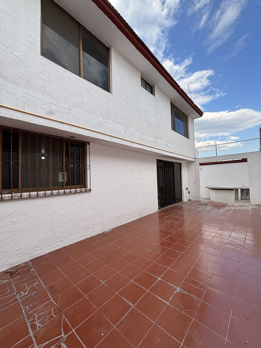 7 of 47: estacionamiento trasero con acceso a Área de comedor .