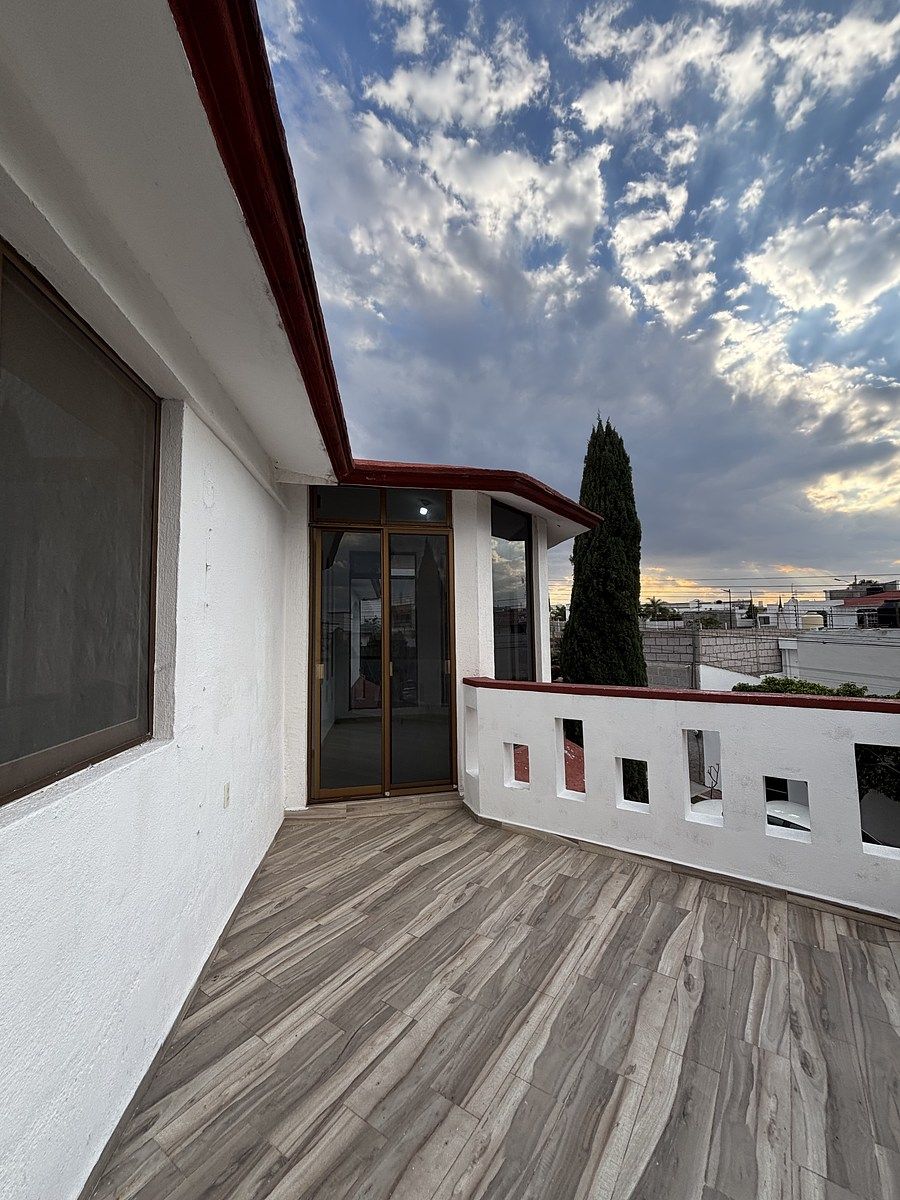 15 of 47: Terraza en planta alta con vista al frente de la casa .