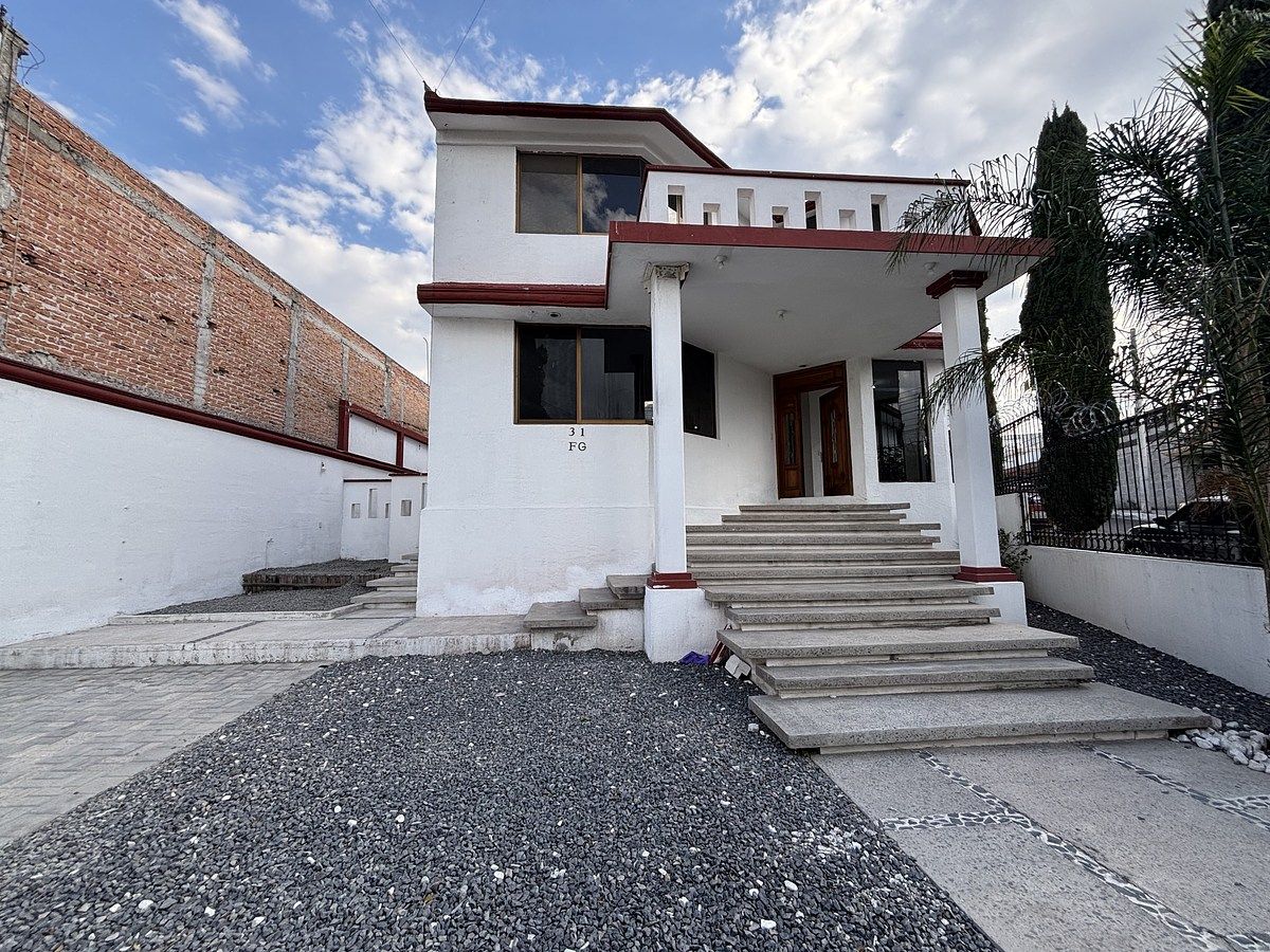 2 de 47: Con terraza al frente y trasera  en planta alta .