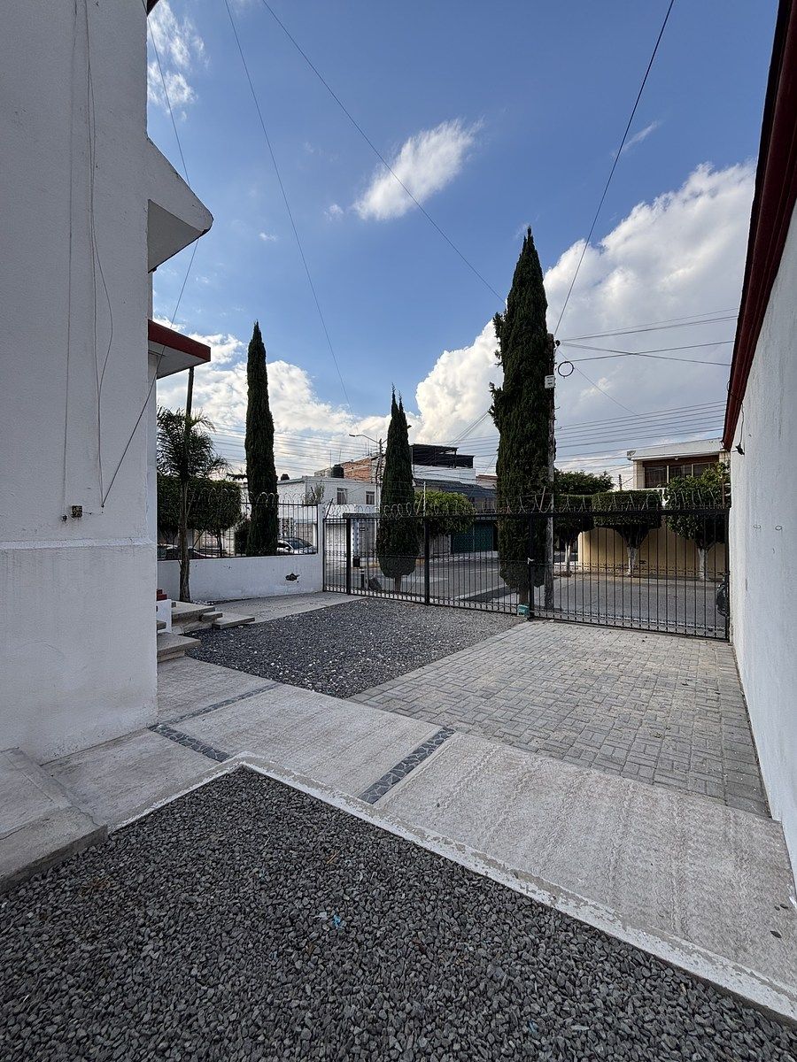 5 of 47: 1 estacionamiento al frente