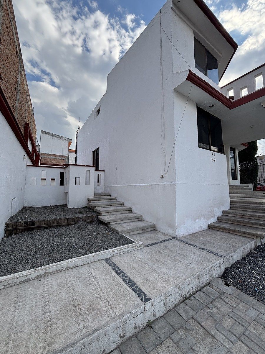 8 of 47: Pasillo lateral con área social .