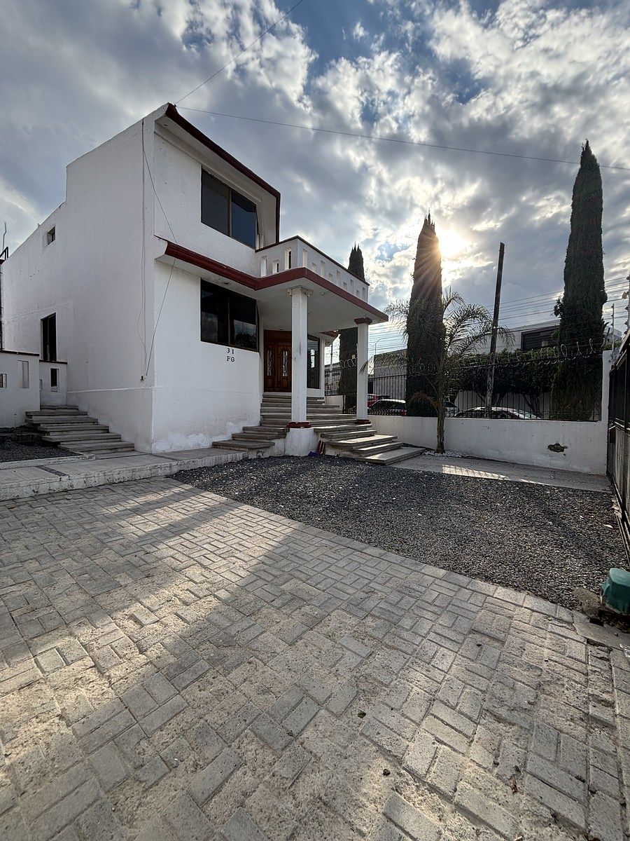 10 de 47: Estacionamiento al frente .