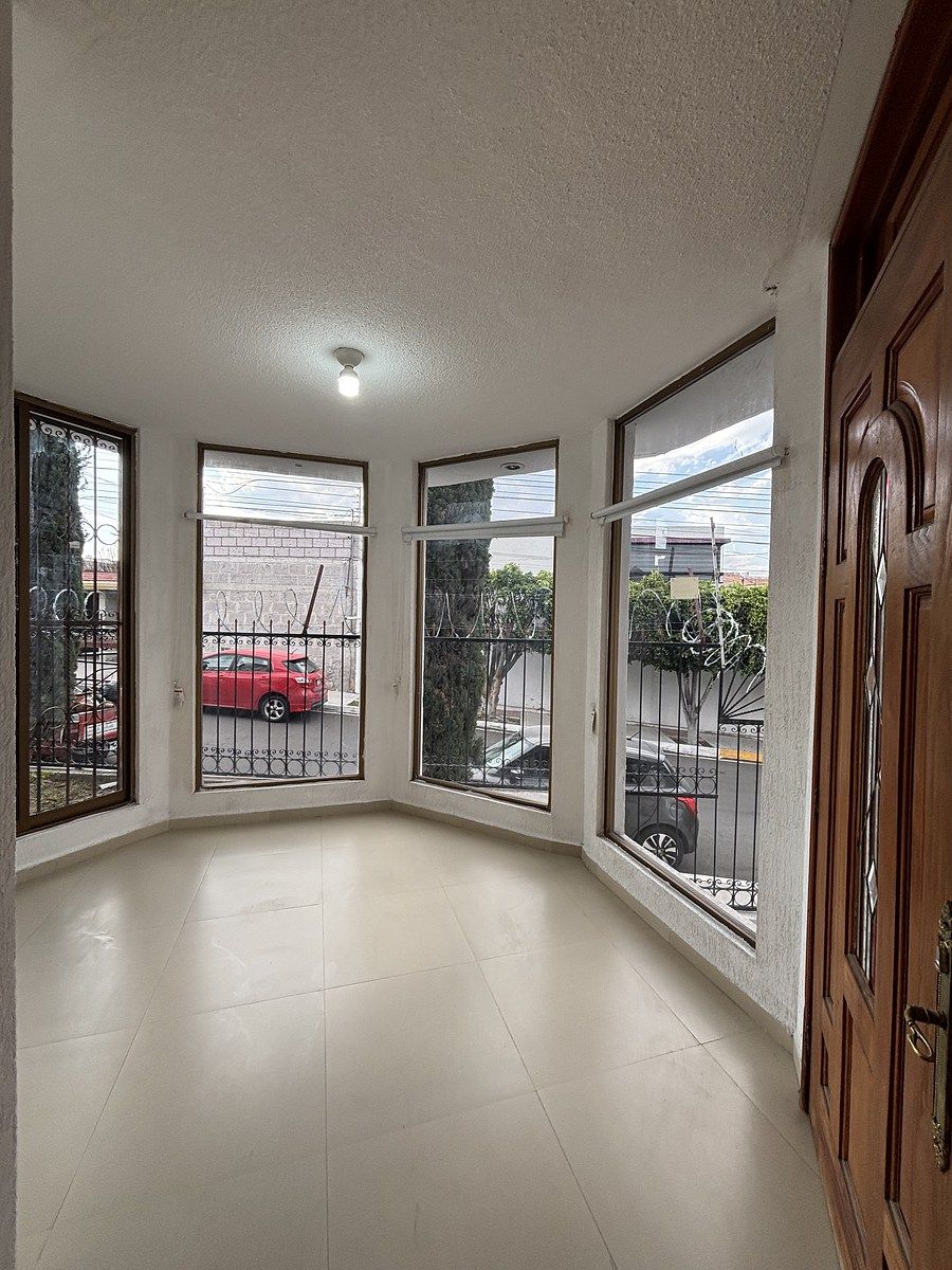 17 of 47: Vestíbulo en Entrada Principal .