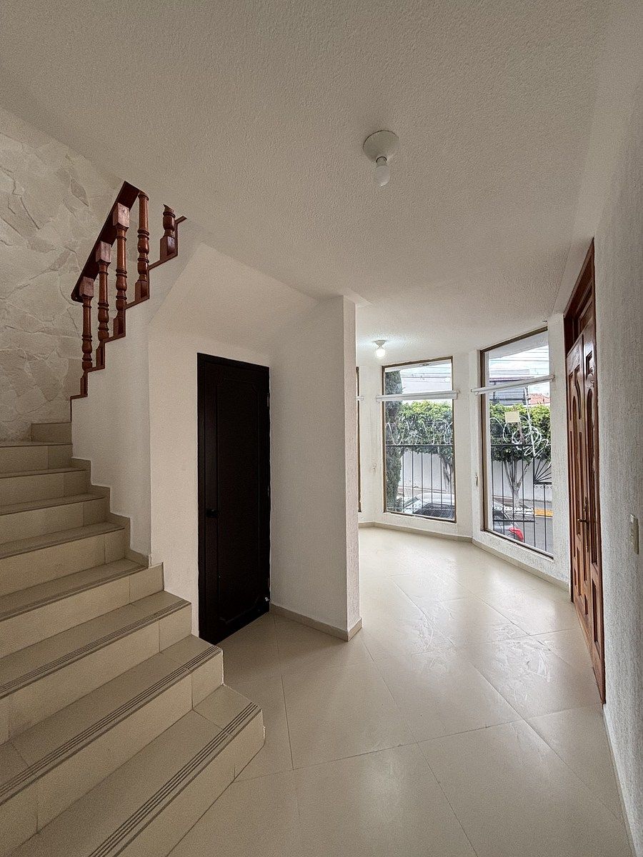 19 of 47: Medio baño de vistas en PB