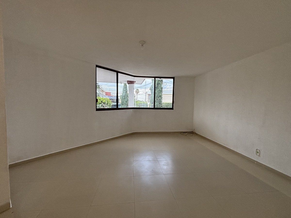 26 of 47: Sala a desnivel .