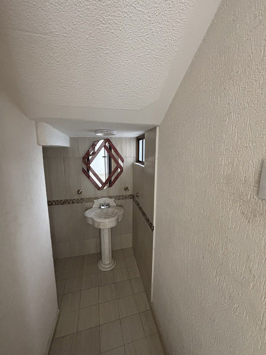 25 de 47: Medio baño de vistas en PB