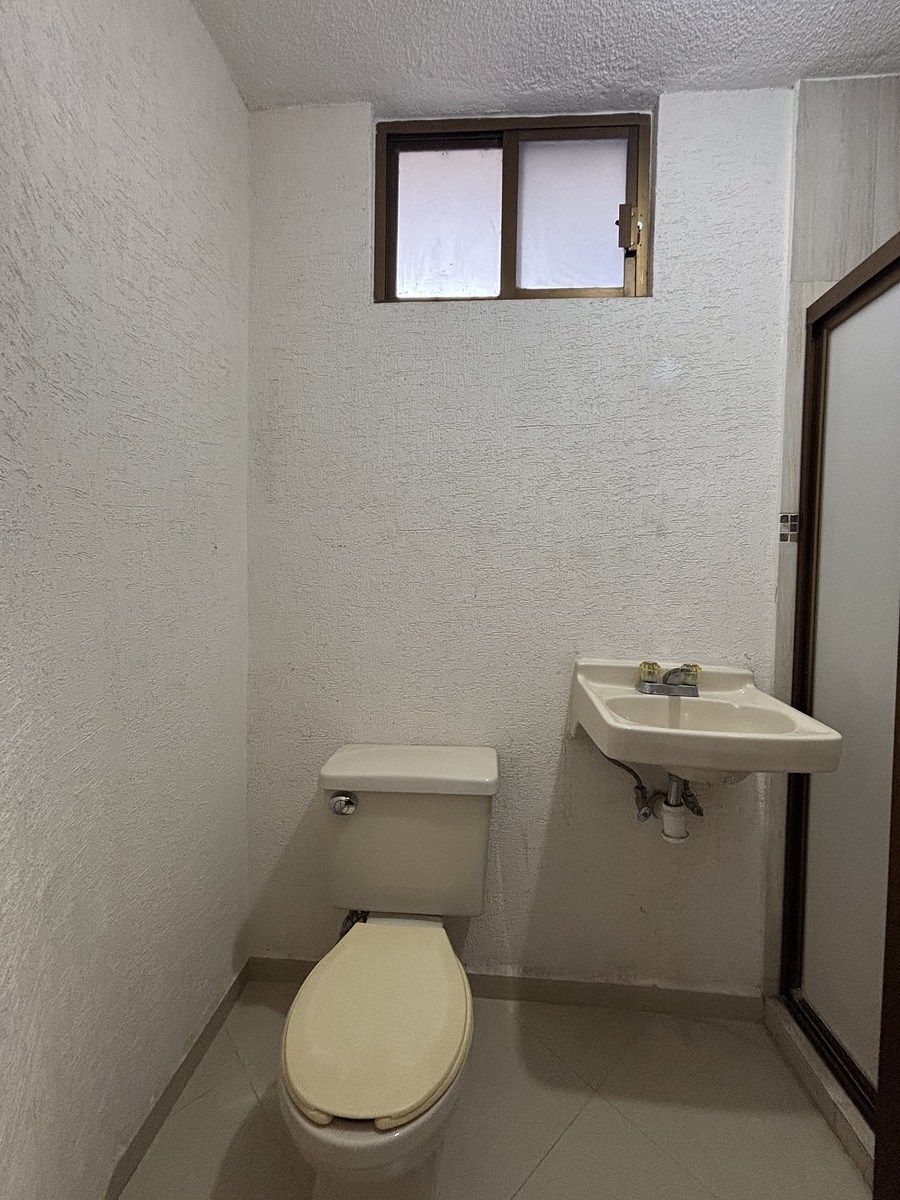 28 of 47: Baño completo contiguo a área de lavado