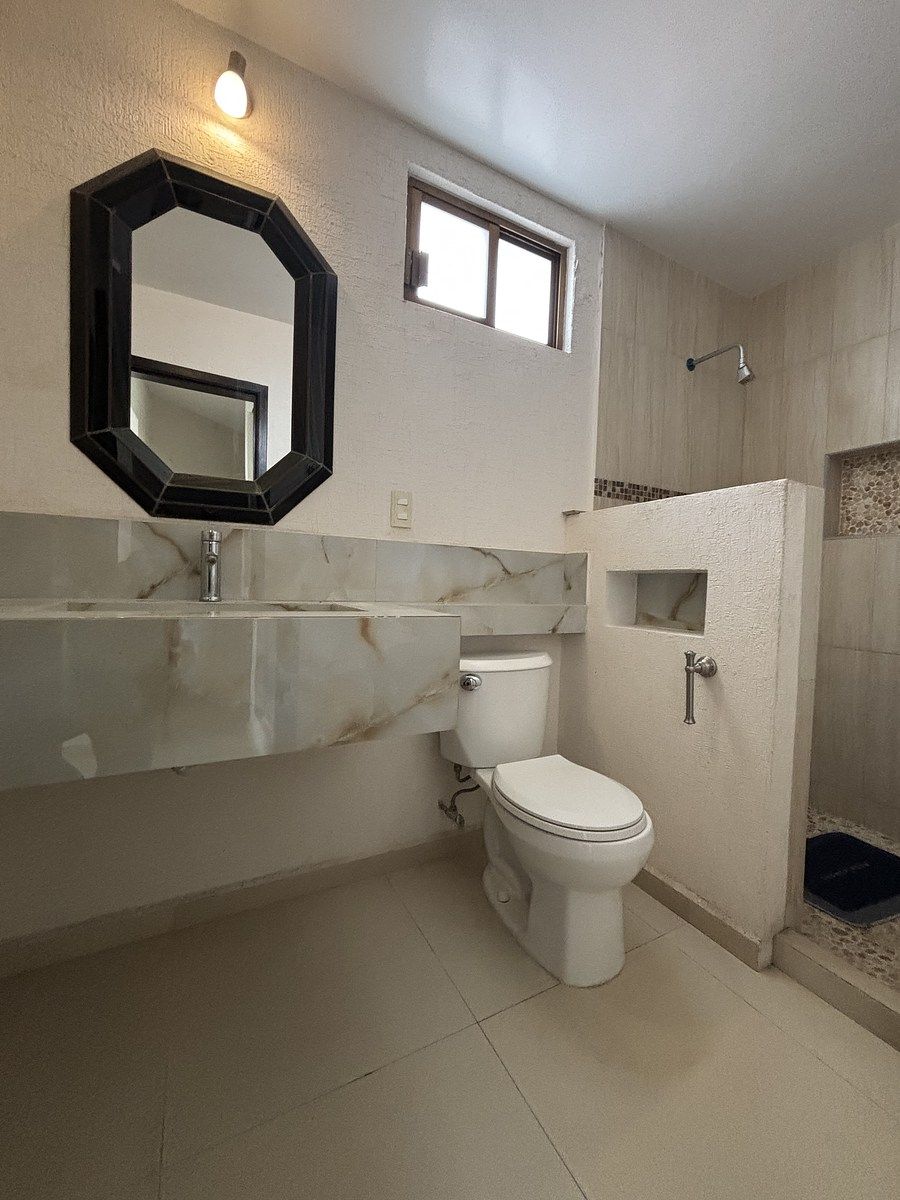 37 de 47: Baño completo en rec principal .