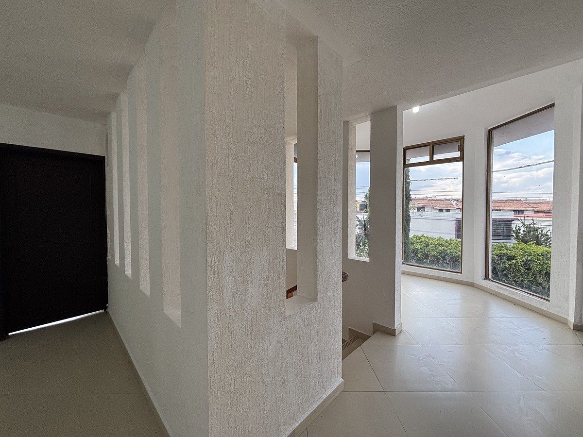 39 of 47: Vestíbulo en PA que aporta gran iluminación.