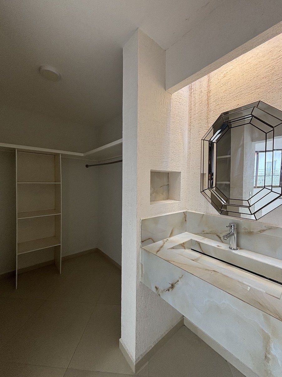 44 de 47: Vestidor y baño completo recámara secundaria 2