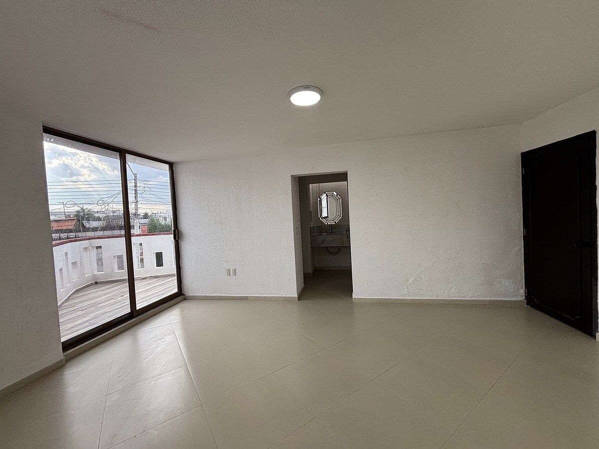 41 de 47: Recámara secundaria 2 con terraza