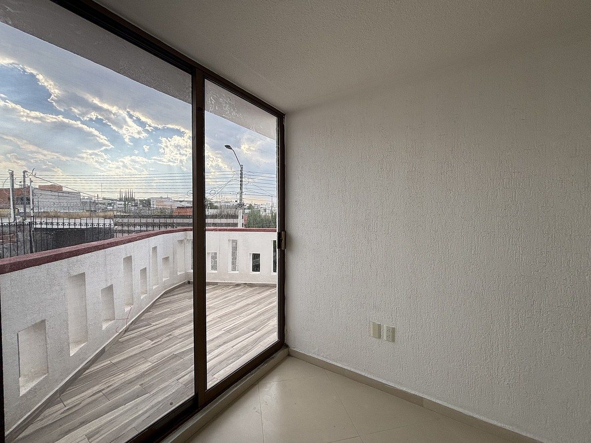 42 de 47: Salida a terraza en recámara Sec 2