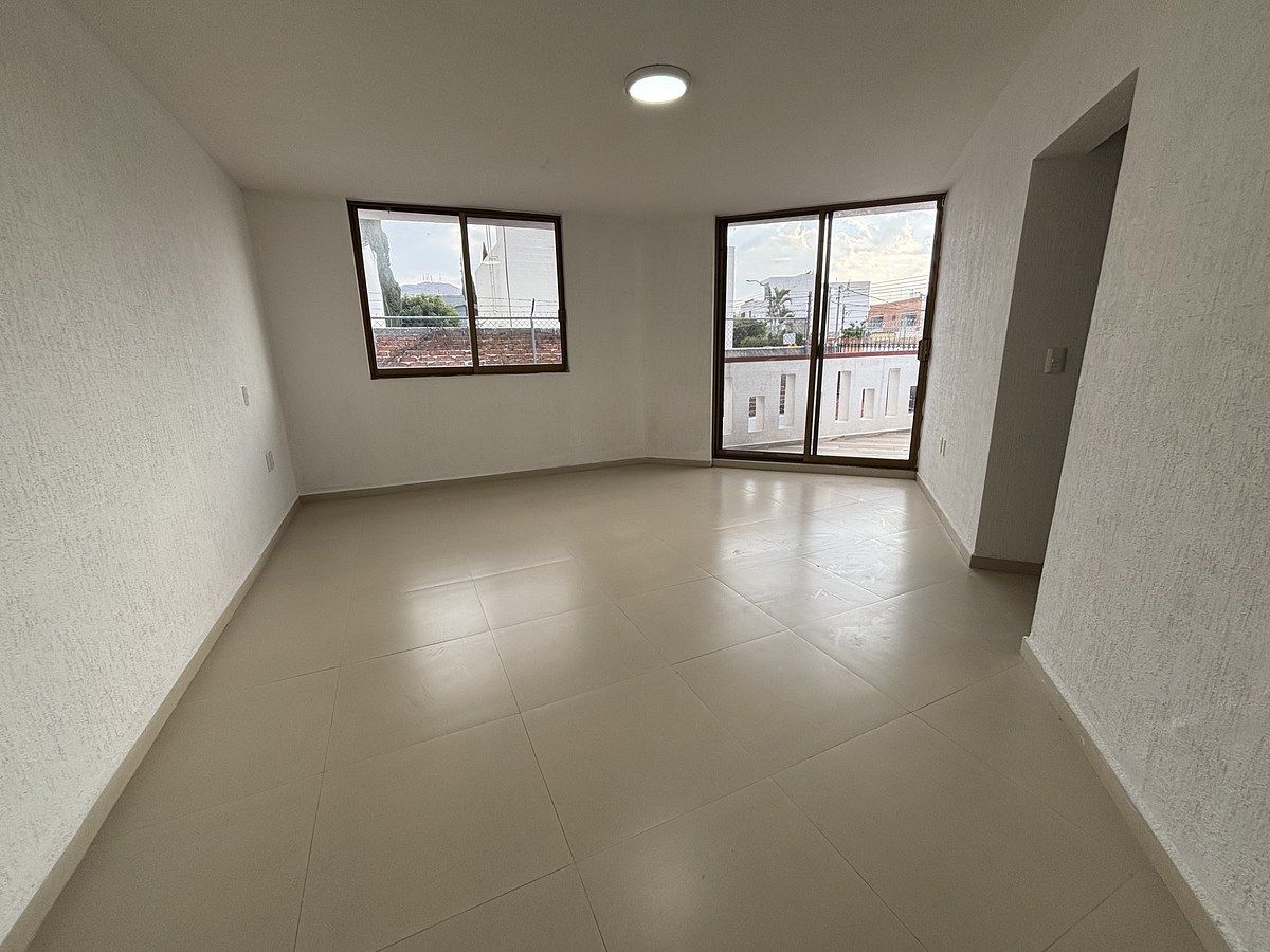 40 of 47: Recámara secundaria 2 con terraza