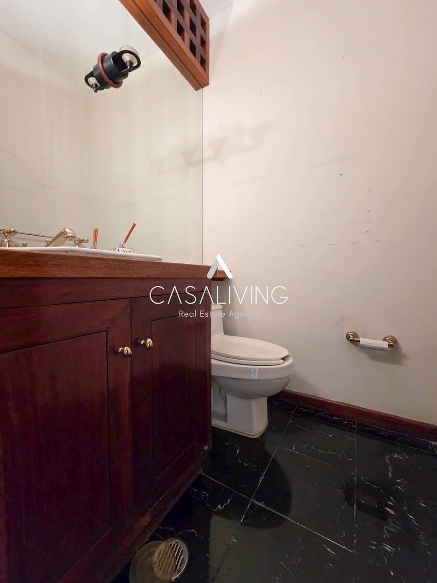 18 de 19: Medio baño de visitas