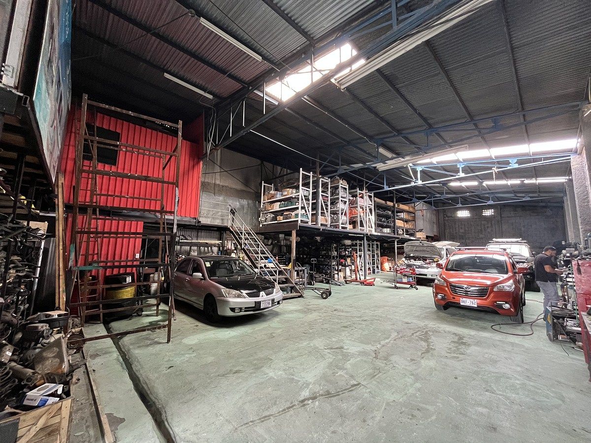 15 de 18: Bodega con mezzanine