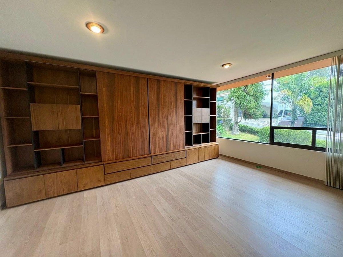 24 of 26: FAMILY ROOM