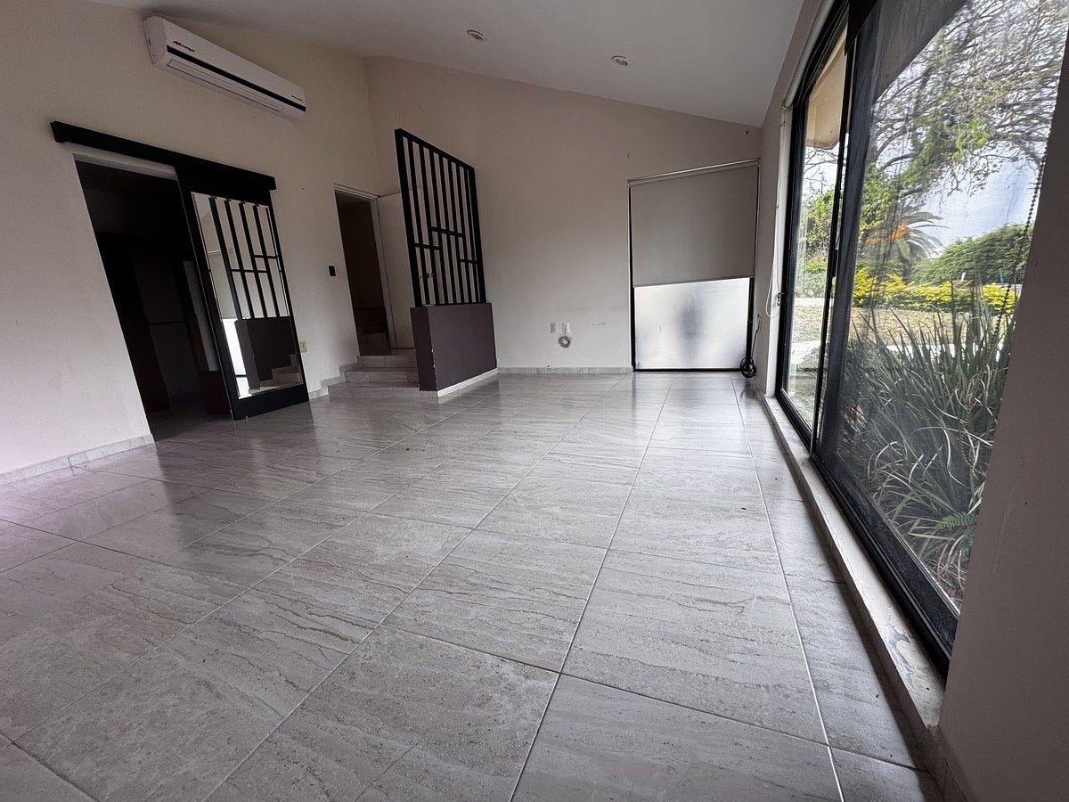 21 de 39: Recámara principal con vistas al jardín