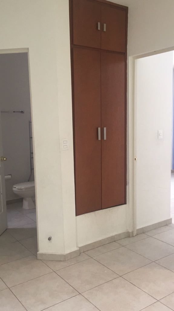 10 de 15: Baño compartido y sink