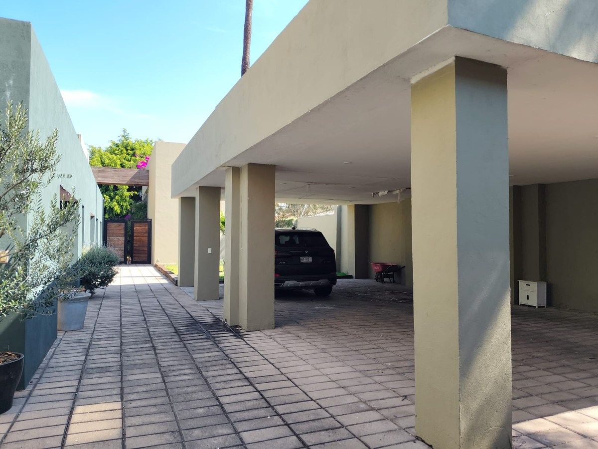 2 de 26: Ingreso a propiedad y cochera techada.