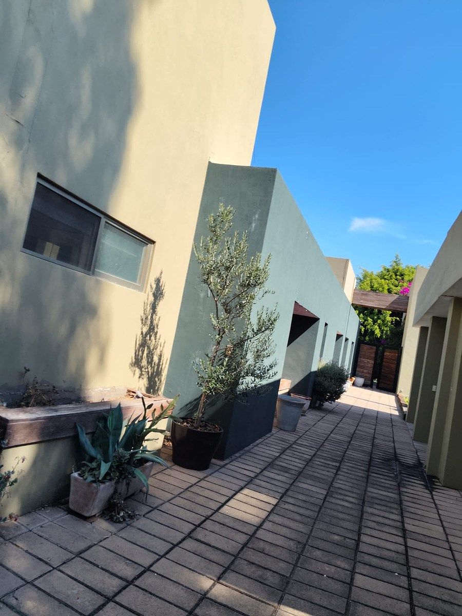 3 de 26: Pasillo de ingreso a la propiedad.