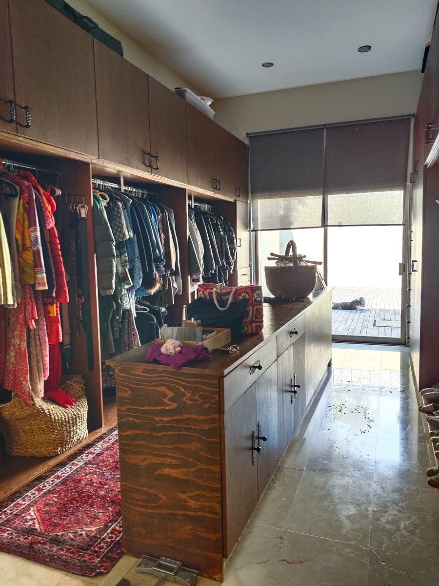 11 de 26: Vestidor recámara principal.