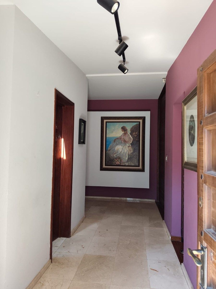 4 de 26: Pasillo de ingreso a la casa y sala.