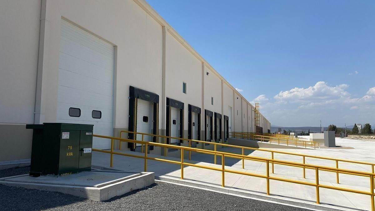 8 de 19: ANDENES CON RAMPA NIVELADORA