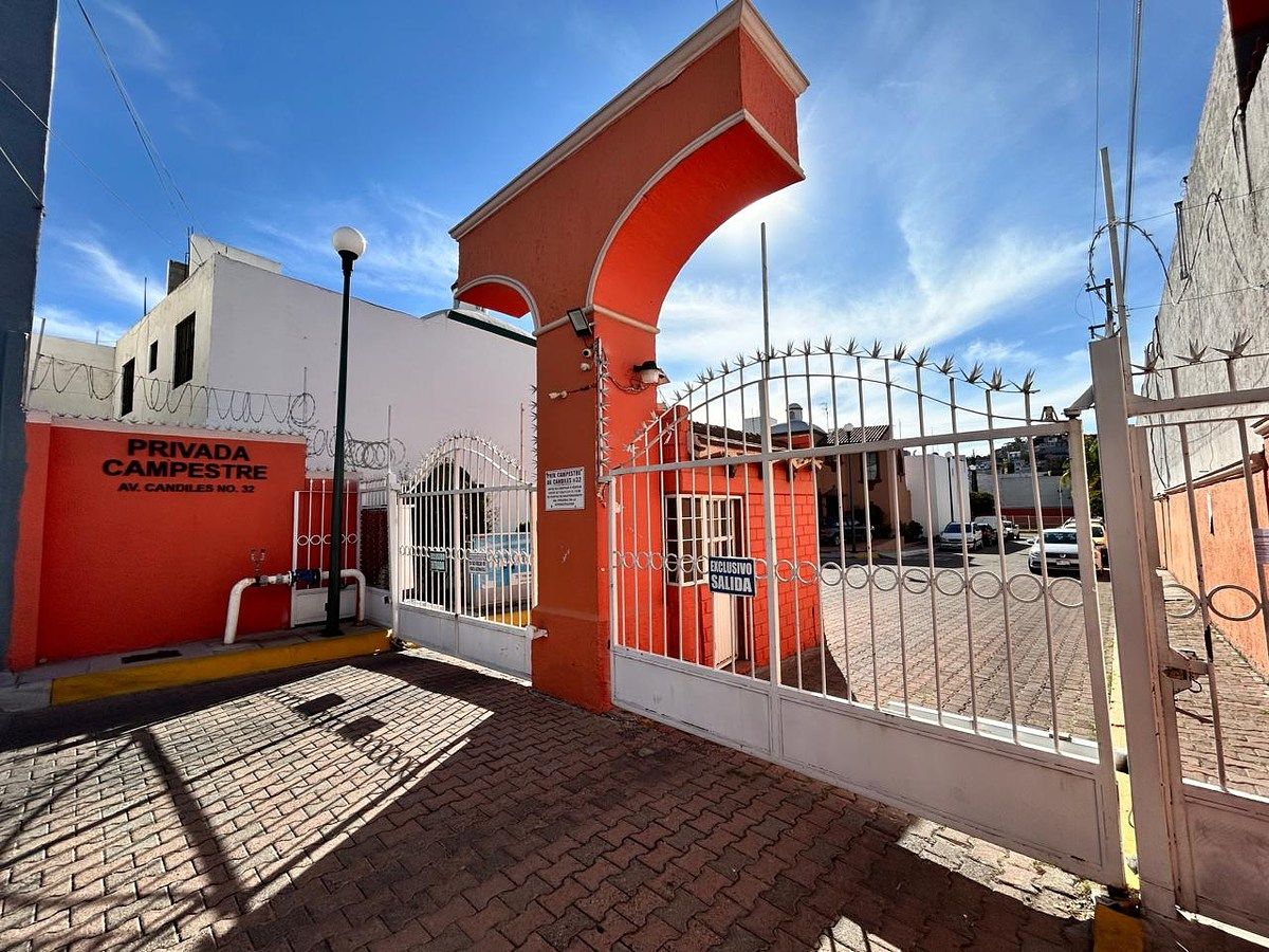 2 of 19: Entrada a la privada con control remoto