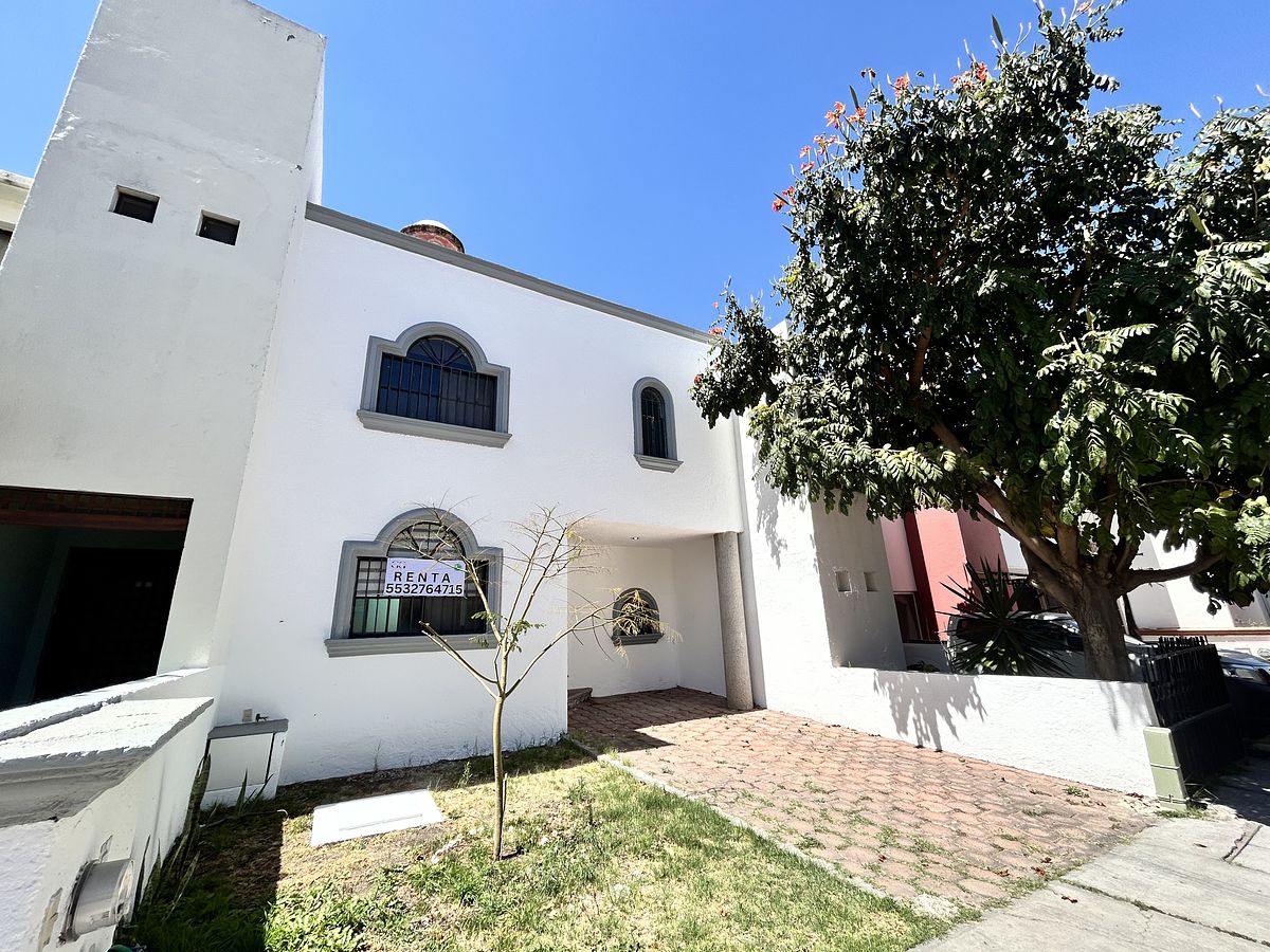 1 of 19: Fachada casa