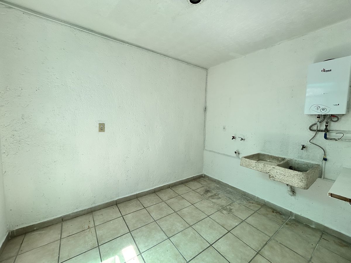 7 of 19: Cuarto de lavado junto al patio trasero.