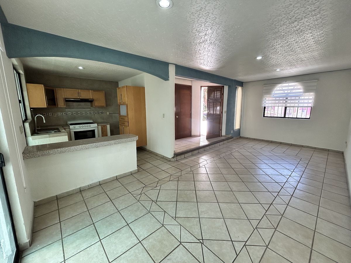 4 of 19: Sala y comedor